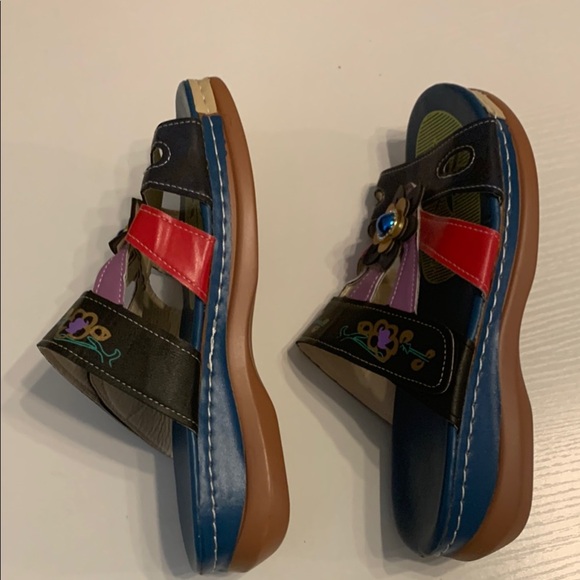 Women’s Sandals - Picture 3 of 5